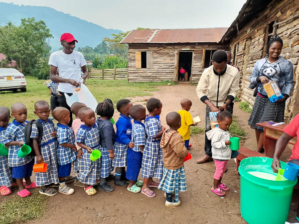 bwindi-children-in-line